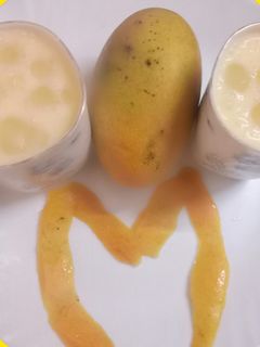 मैंगो शेक (mango shake recipe in hindi) रेसिपी मुख्य फोटो