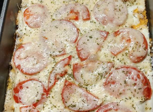 Sajtos, tejfölös, paradicsomos csirkemell filé recept fotója
