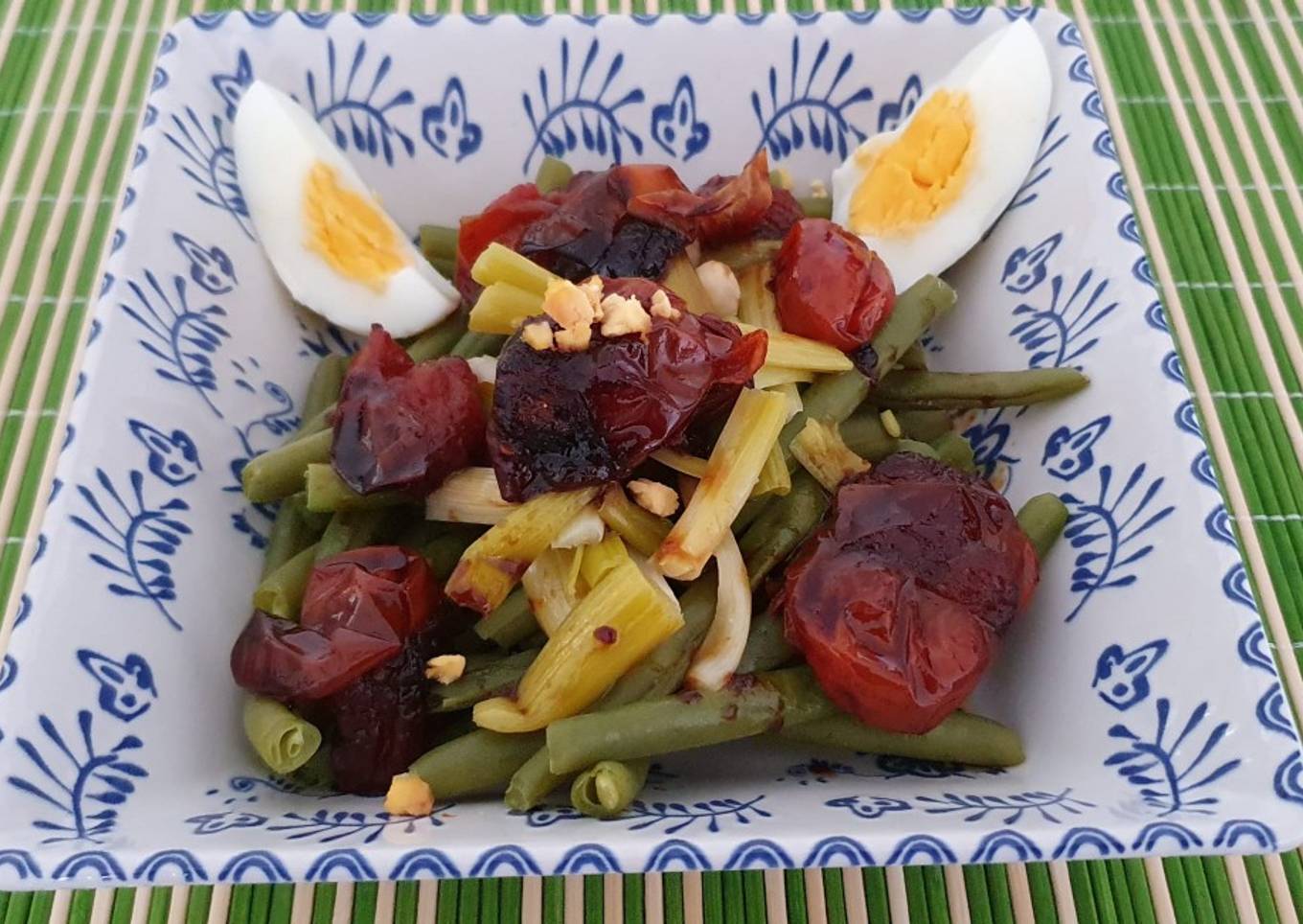 Ensalada tibia de judía, ajo, cherry y reducción de soja y miel