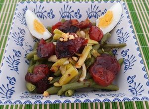 Foto principal de Ensalada tibia de judía, ajo, cherry y reducción de soja y miel