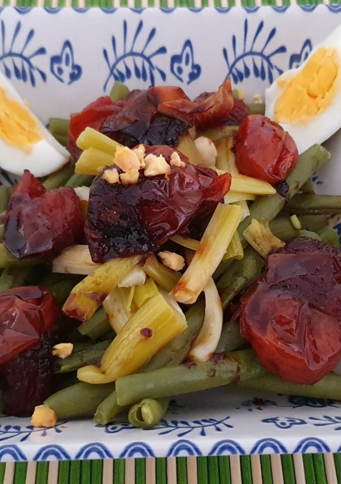Una foto de Ensalada tibia de judía, ajo, cherry y reducción de soja y miel
