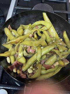 Una foto de Habas con Jamón