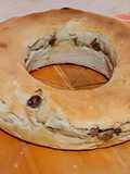 Corona di pane con olive taggiasche e origano