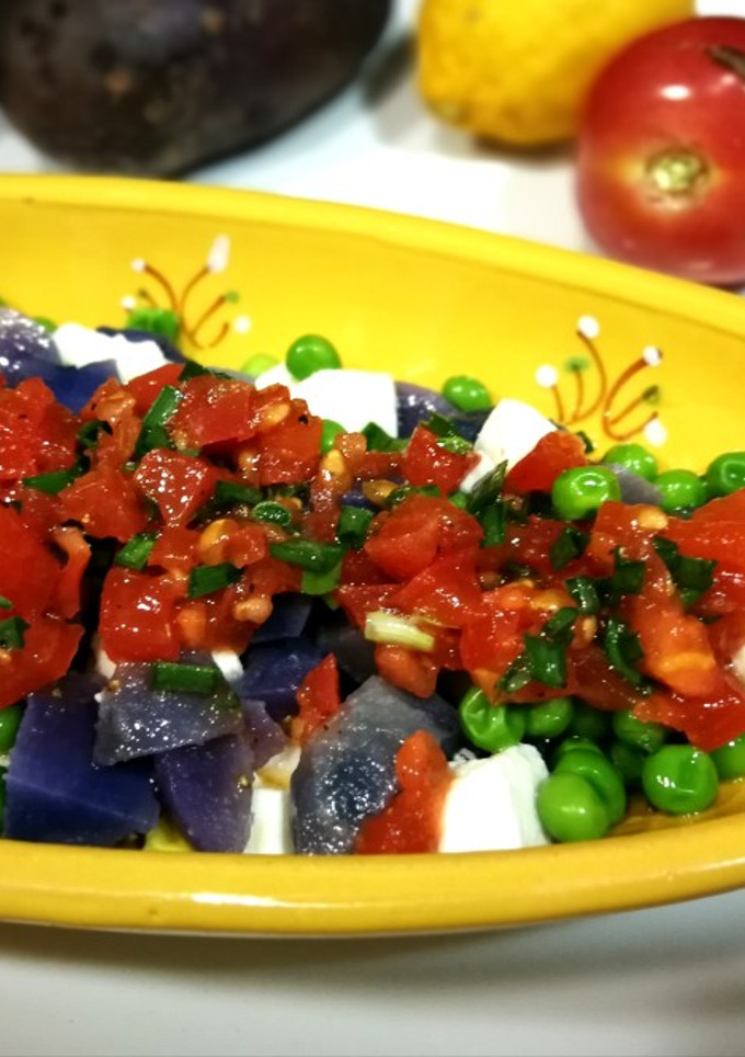 Una foto de Ensalada de patatas azules con guisantes y mozzarella