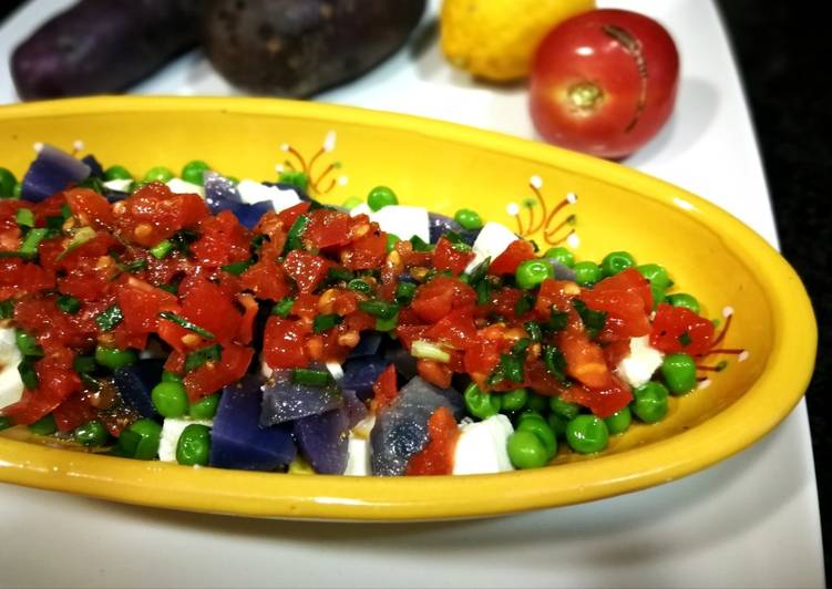 Ensalada de patatas azules con guisantes y mozzarella
