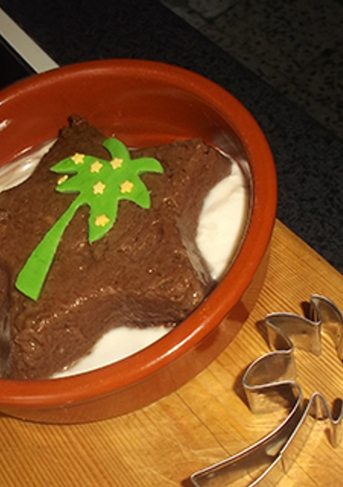 Una foto de Estrella de chocolate con palmera de fondant