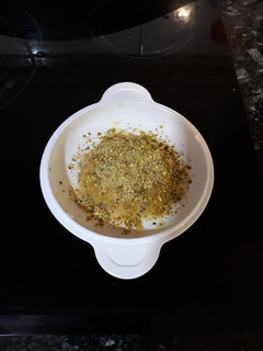 Una foto de Kiwi con manteca de aloevera y pistachos