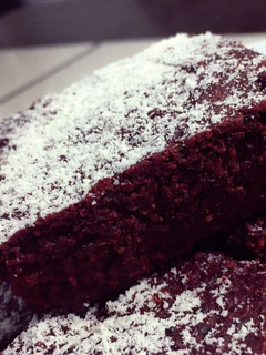 Una foto de Brownie Red Velvet y betabel (saludable)❤️