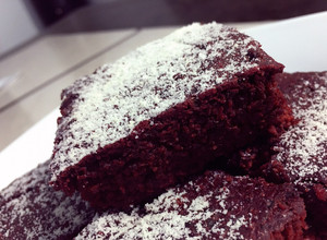 Una foto de Brownie Red Velvet y betabel (saludable)❤️