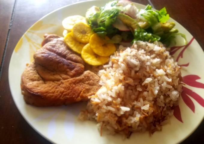 Cerdo asado con arroz de fideos, ensalada y tajadas de plátano Receta de  Ninfa Carrascal- Cookpad