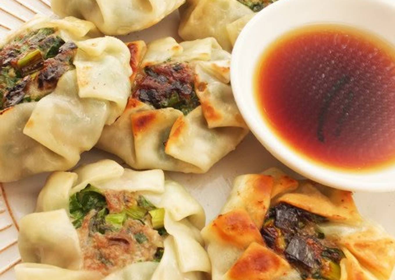 Flower-Shaped Chinese Chive Dumplings