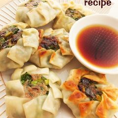 A picture of Flower-Shaped Chinese Chive Dumplings.