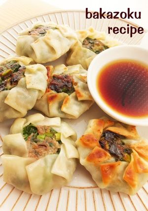 A picture of Flower-Shaped Chinese Chive Dumplings.