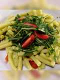 Sedanini con crema di avocado, rucola e pomodorini