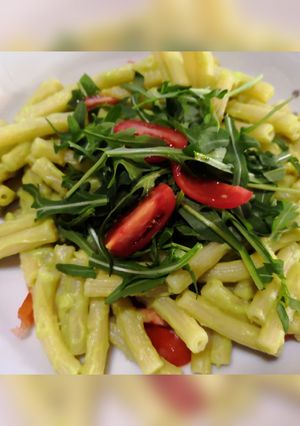 Foto di Sedanini con crema di avocado, rucola e pomodorini