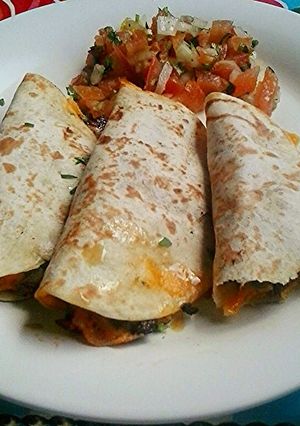 A picture of Beef quesadilla & pico de gallo.