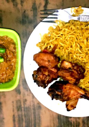 A picture of Smokey fried chicken with Peanut Chili sauce and Indo-mix Noodles.