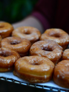 Una foto de Cómo hacer los más deliciosos donuts glaseados caseros