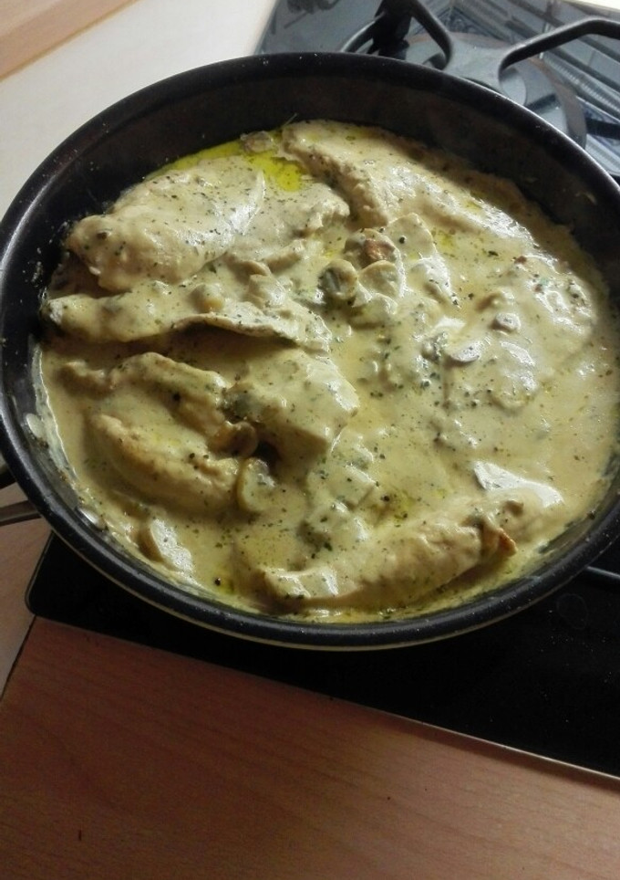 Una foto de Filetes de pollo en salsa de champiñones