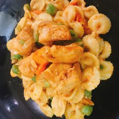 A picture of Macaroni and chicken vegetable stirred fry.