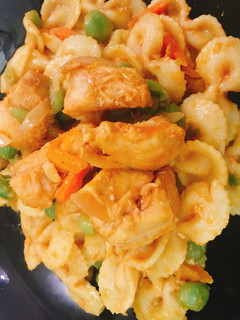 A picture of Macaroni and chicken vegetable stirred fry.