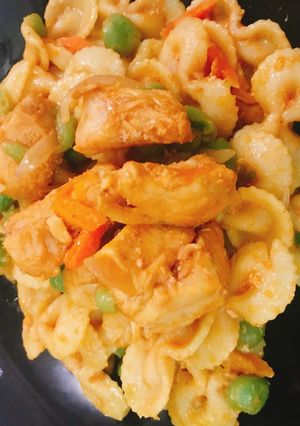 A picture of Macaroni and chicken vegetable stirred fry.