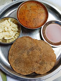 कुट्टू के आटे की पूरी रेसिपी मुख्य फोटो