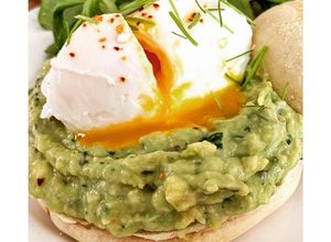 Une photo de Muffin anglais, écrasé d’avocat et œuf poché au piment d’Espelette