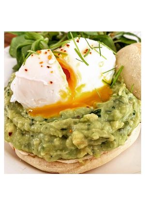 Une photo de Muffin anglais, écrasé d’avocat et œuf poché au piment d’Espelette