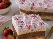 Una foto de postre con chantilly