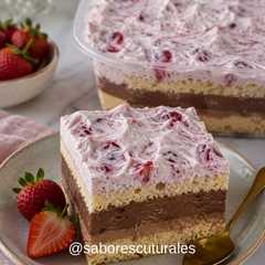 Una foto de 🍓🍫 🍰 Postre de Vainillas con Pastelera de Chocolate y Chantilly de Frutillas