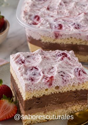 Una foto de 🍓🍫 🍰 Postre de Vainillas con Pastelera de Chocolate y Chantilly de Frutillas