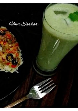 A picture of Spinach and fruits fresh drink.