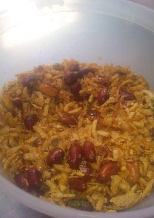 A picture of Chewra (munching snack).