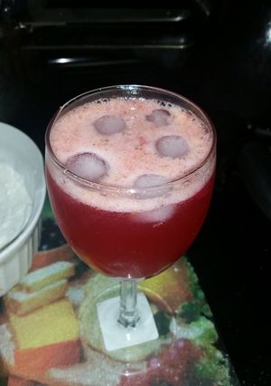 A picture of Sparkling Cranberry Cocktail.