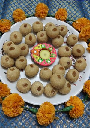राघवदास लाडू/रवा खोबर्याचे पाकातले लाडू (rava pakatle laddu recipe in marathi) रेसिपी चे मुख्य फोटो 