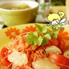 A picture of Carrot Salad with Grapefruit and Tomato.