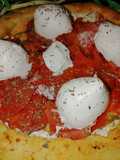 Pizza con cornicione ripieno di ricotta, canestrini siciliani e bufala