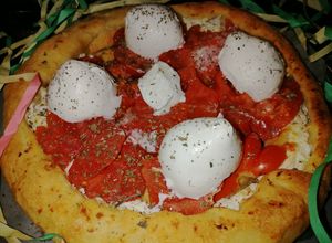 Foto di Pizza con cornicione ripieno di ricotta, canestrini siciliani e bufala