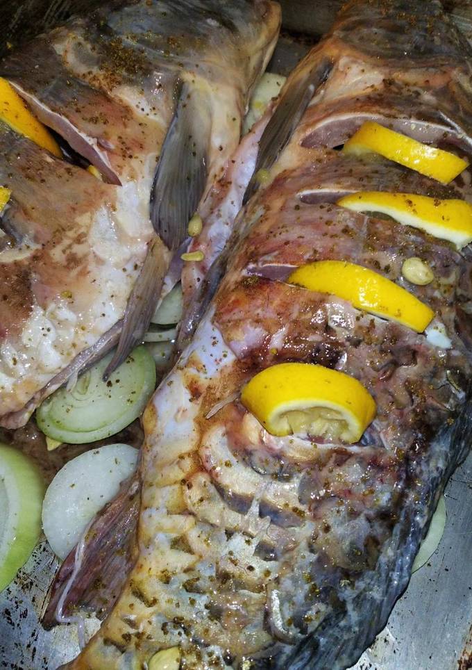 Печені зеркальні карпи