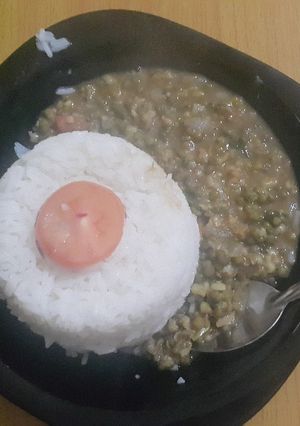 A picture of Green grams served with boiled rice.