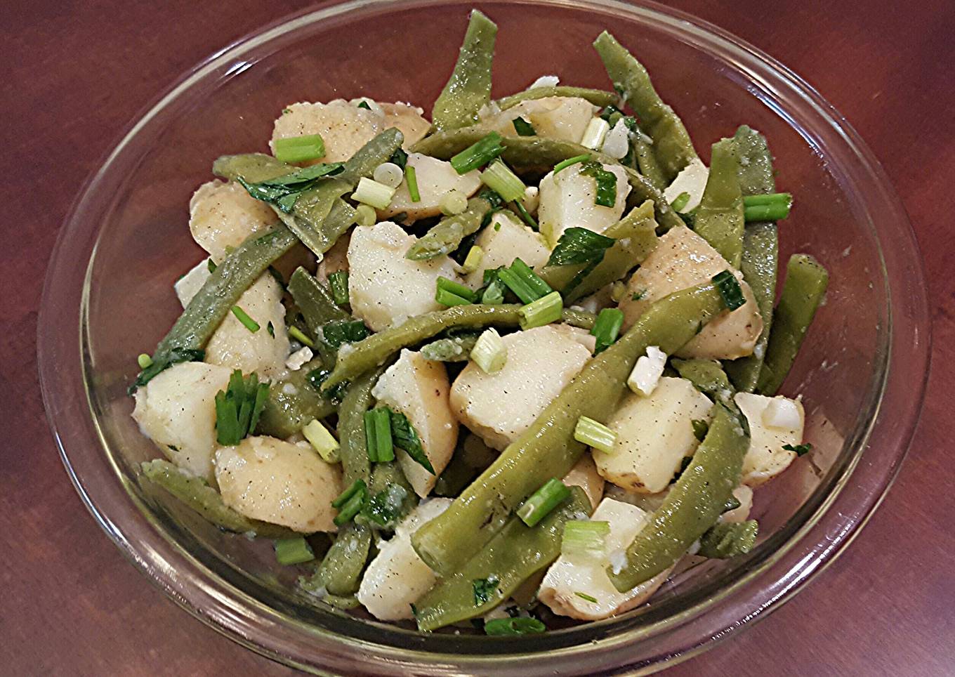 Summer salad with green beans and potatoes