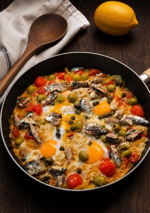 Édesköményes-szardíniás shakshuka főtt rizzsel recept fotója