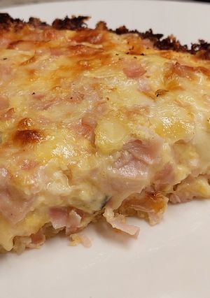 Una foto de Quiche de jamón, muzzarella y roquefort con "masa" de coliflor