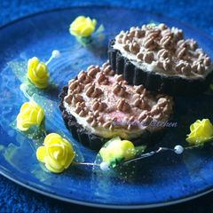 Chocolate mousse stuffed Oreo mini pie A picture of Chocolate mousse stuffed Oreo mini pie.