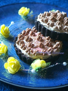 A picture of Chocolate mousse stuffed Oreo mini pie.