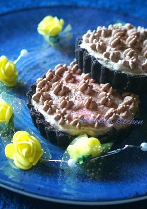 A picture of Chocolate mousse stuffed Oreo mini pie.