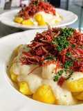 Gnocchi de mandioquinha, molho parmesão e carne seca