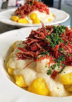 Foto de Gnocchi de mandioquinha, molho parmesão e carne seca
