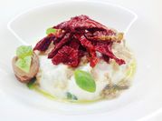 Una foto di basilico burrata